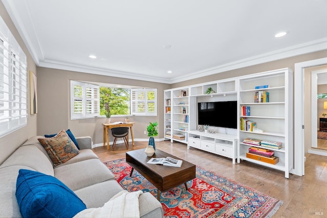 living area featuring crown molding, baseboards, wood finished floors, and recessed lighting