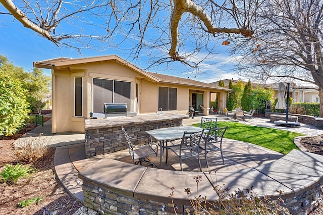 view of patio with an outdoor fire pit and outdoor dining area