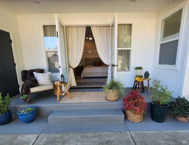 doorway to property with covered porch