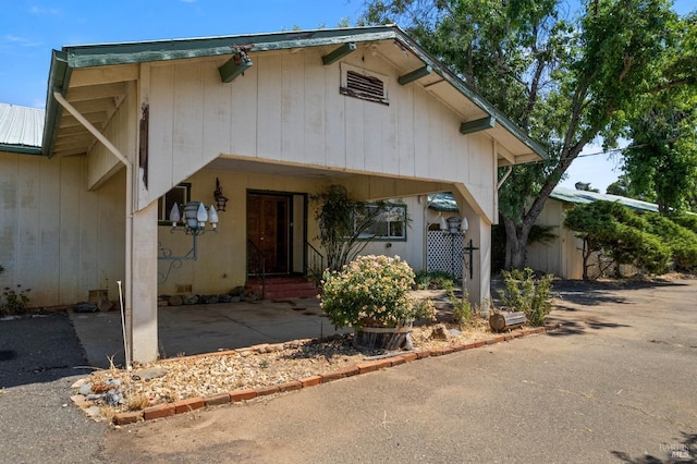 view of front of home featuring metal roof