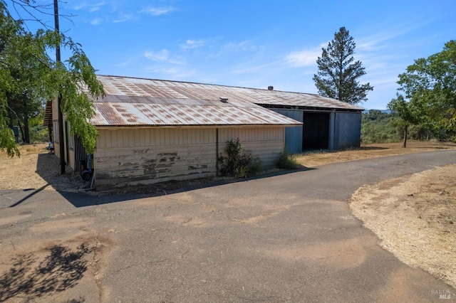 view of detached garage