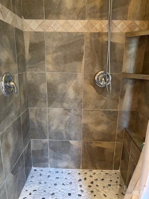 full bathroom featuring a tile shower