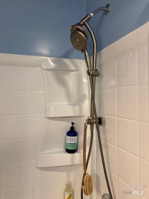 details featuring a tile shower