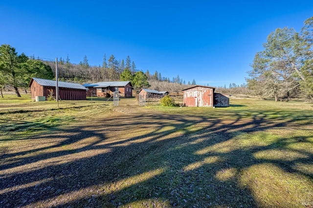 view of yard featuring a shed and an outdoor structure