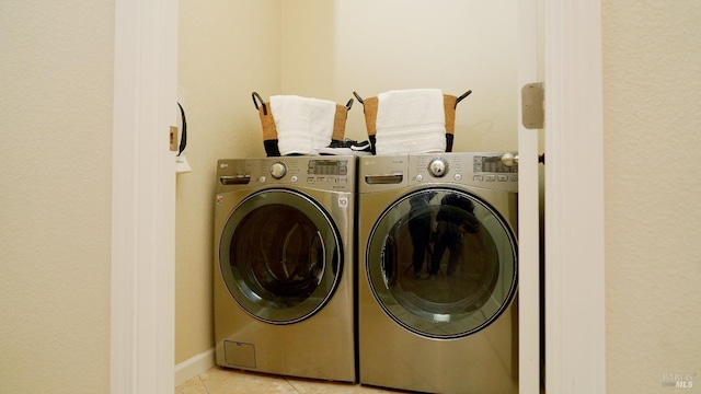 washroom featuring light tile patterned floors and independent washer and dryer