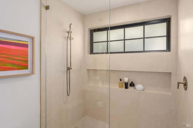 bathroom featuring tiled shower