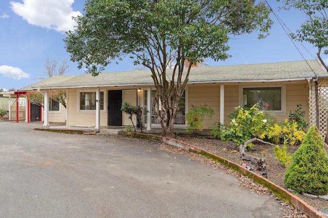 single story home with a porch