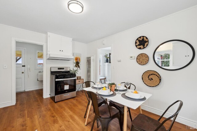 dining space with plenty of natural light, light wood-type flooring, and baseboards