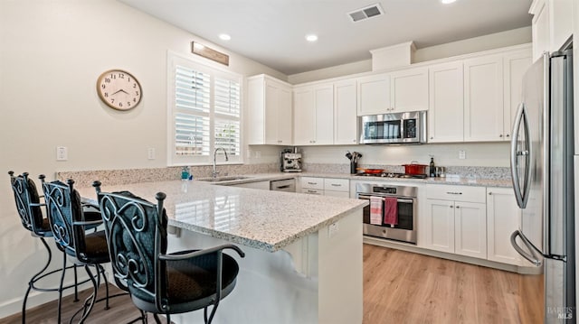1623 Winterberry Ln, Rohnert Park, CA 94928 - kitchen featuring stainless steel appliances, a sink, a peninsula, light wood-style floors, and recessed lighting