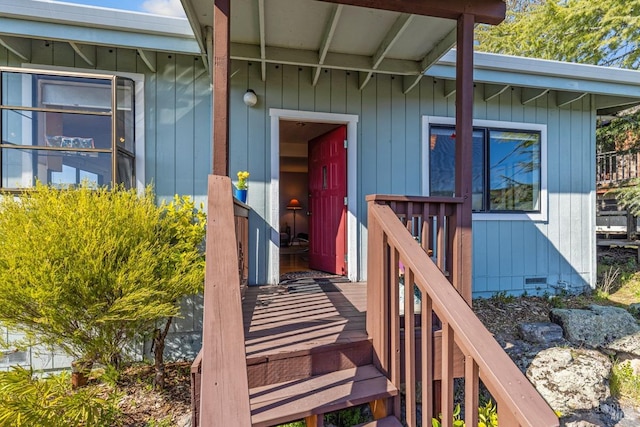 property entrance with crawl space