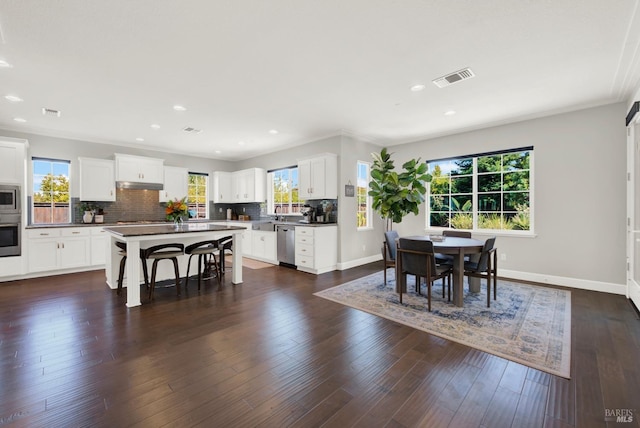 dining space with recessed lighting, dark wood-style flooring, visible vents, and baseboards