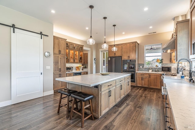 living room with wood finished floors, ceiling fan, baseboards, visible vents, and recessed lighting