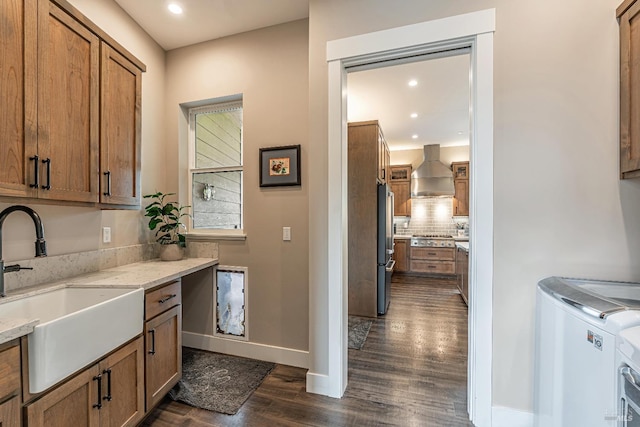 bar featuring wine cooler, a toaster, tasteful backsplash, a barn door, and dark wood-type flooring