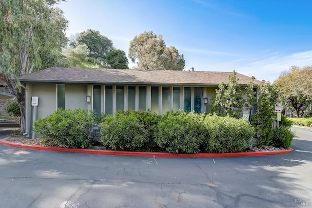 95 Anchorage Rd Unit 95, Sausalito, CA 94965 - view of property exterior with stucco siding and roof with shingles