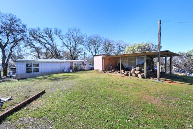 view of yard featuring a pole building and an outdoor structure