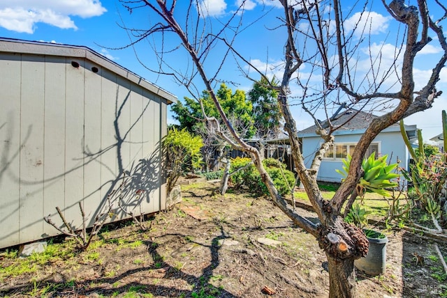 view of yard featuring an outdoor structure