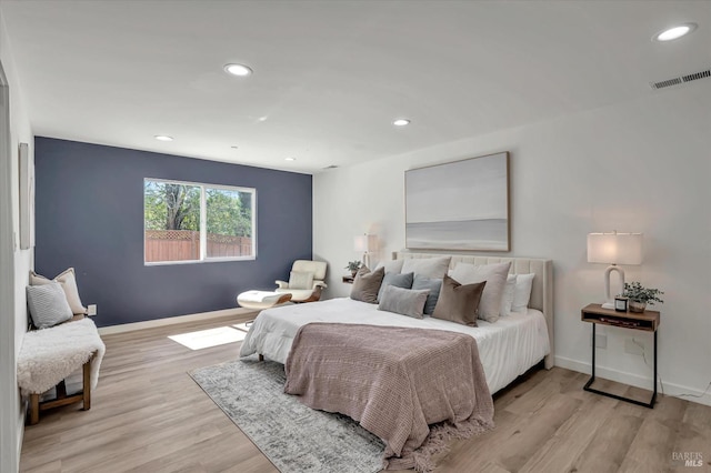 bedroom featuring light wood-style flooring, recessed lighting, visible vents, and baseboards