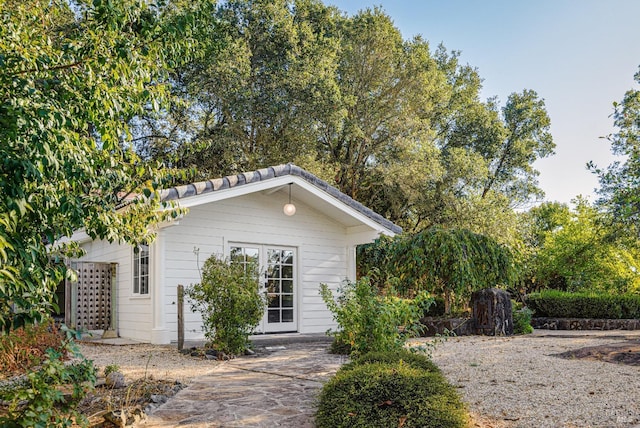 exterior space featuring an outbuilding