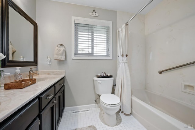 full bathroom featuring toilet, vanity, visible vents, baseboards, and shower / bath combo with shower curtain