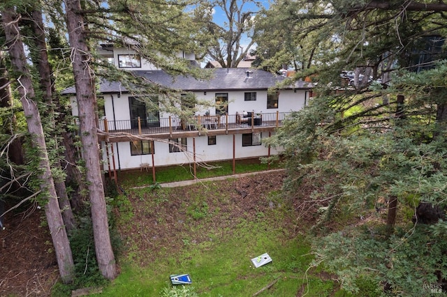 550 Sequoia Dr, San Anselmo, CA 94960 - rear view of house with stucco siding and a deck