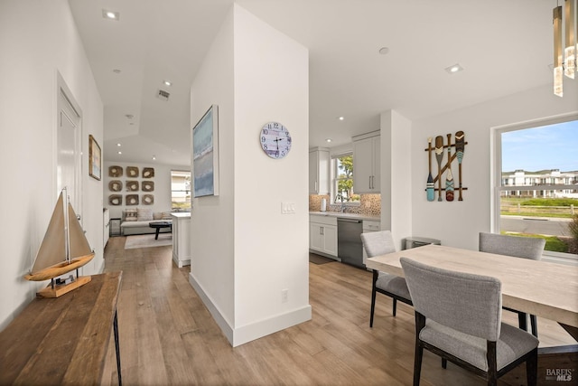 dining space featuring recessed lighting, visible vents, baseboards, and light wood-style flooring