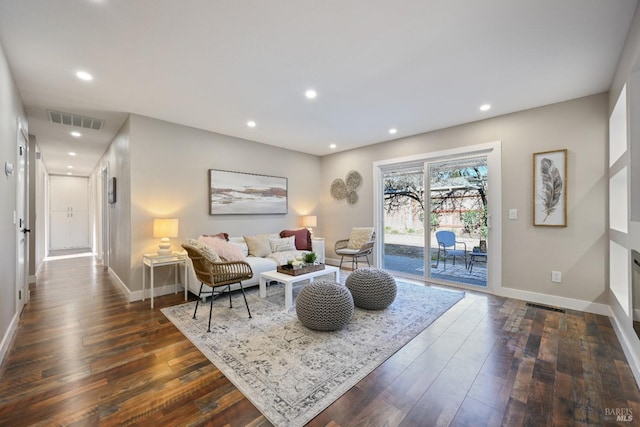 living room featuring dark wood-type flooring, recessed lighting, visible vents, and baseboards