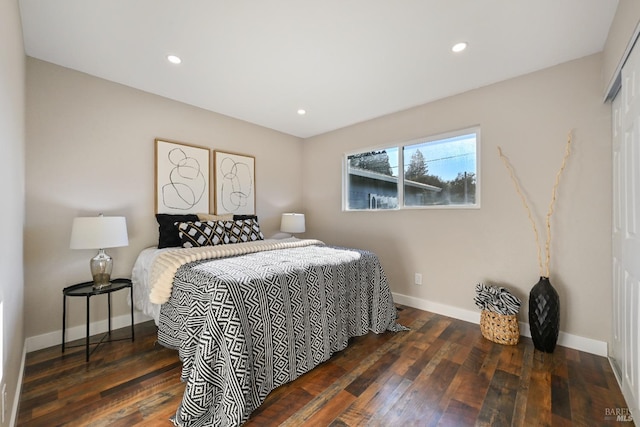 bedroom featuring a closet, baseboards, hardwood / wood-style floors, and recessed lighting