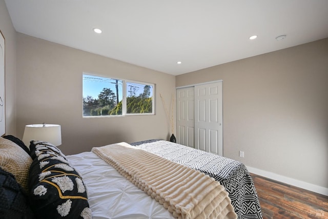 bedroom with recessed lighting, a closet, baseboards, and wood finished floors