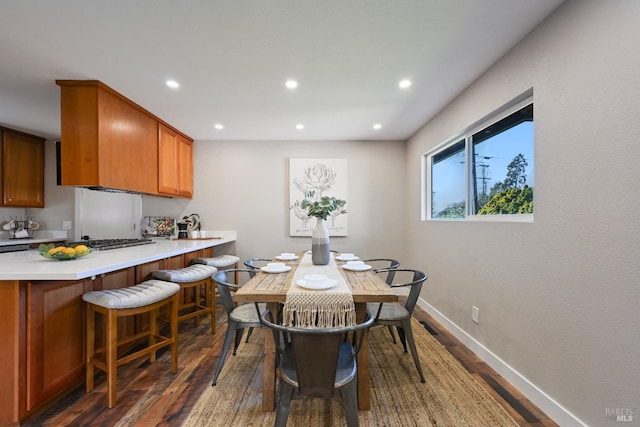 dining room with dark wood-style floors, recessed lighting, and baseboards