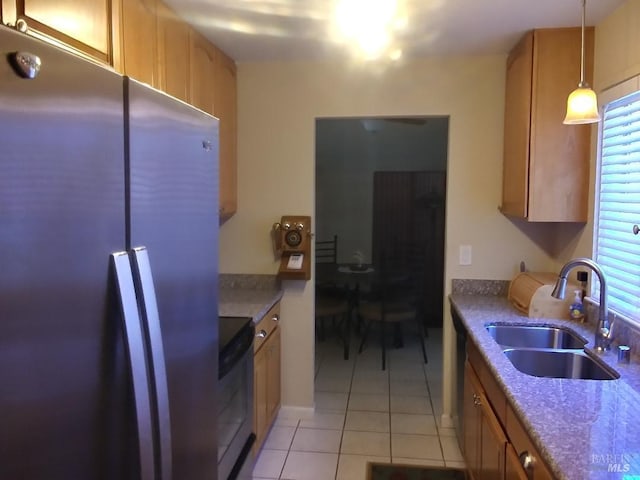 808 Pochard Way, Suisun City, CA 94585 - kitchen featuring freestanding refrigerator, a sink, light tile patterned floors, range, and decorative light fixtures