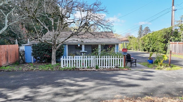 bungalow featuring a fenced front yard