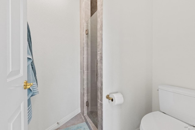 full bath featuring toilet, a shower stall, and baseboards