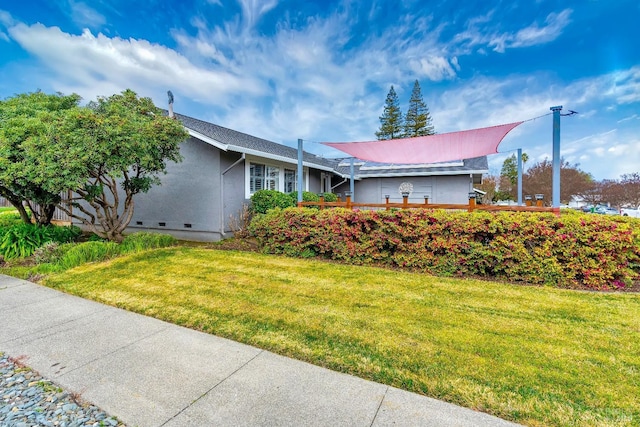 view of front facade featuring crawl space, a front yard, and stucco siding