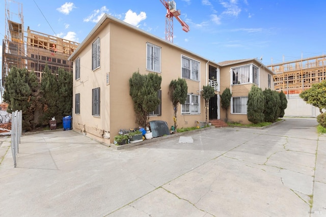 view of front of property featuring stucco siding