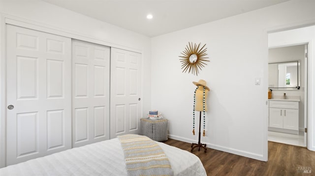 bedroom featuring a closet, recessed lighting, dark wood-style flooring, and baseboards