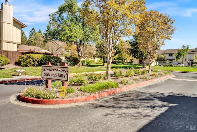 community / neighborhood sign with a residential view