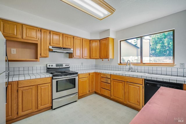 kitchen with under cabinet range hood, electric range, a sink, dishwasher, and light floors