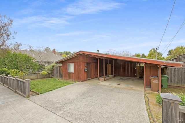 view of front of home with driveway, fence, and a front lawn