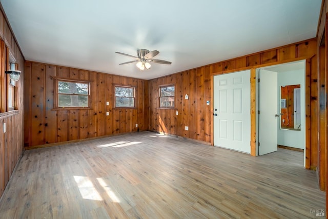 empty room featuring light wood-style flooring and a ceiling fan