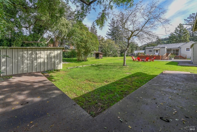 view of yard featuring an outbuilding