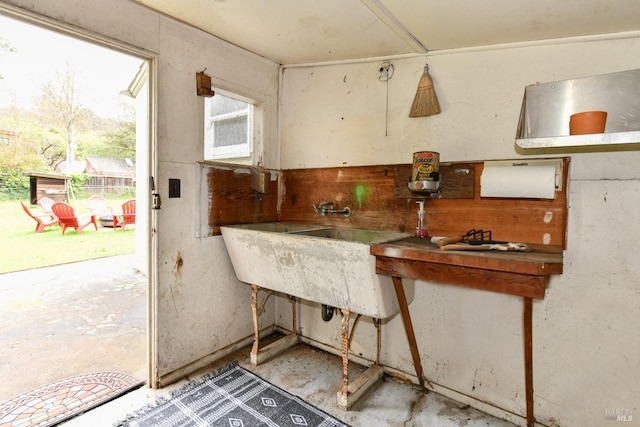 kitchen featuring unfinished concrete flooring