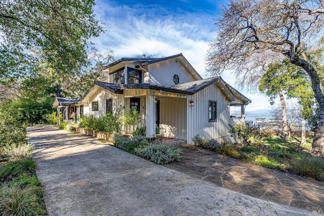 view of front of house featuring driveway