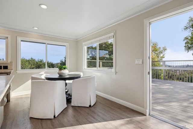 dining area with recessed lighting, baseboards, crown molding, and wood finished floors