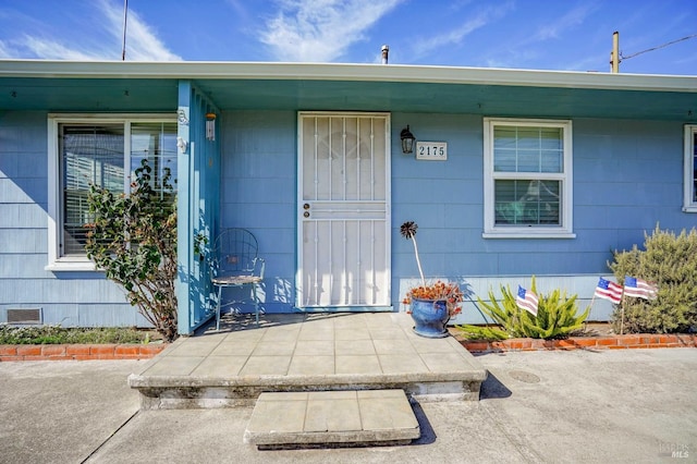 entrance to property with crawl space and covered porch