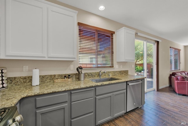 kitchen featuring dark wood finished floors, gray cabinets, stainless steel appliances, and a sink