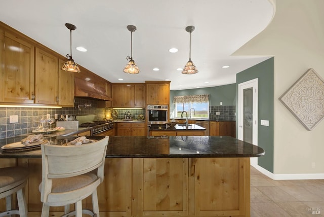 kitchen featuring a peninsula, a sink, range, and backsplash