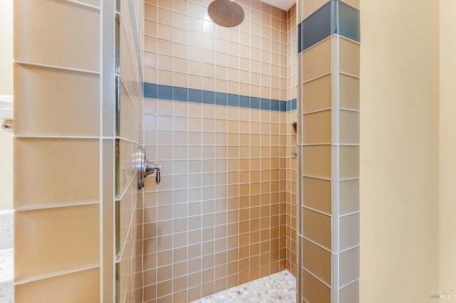 full bathroom featuring tiled shower