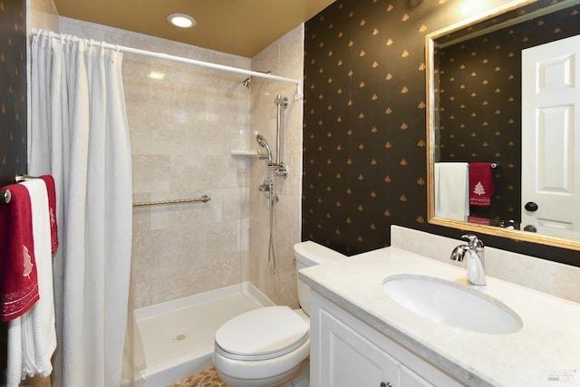 full bath featuring tiled shower, vanity, toilet, and wallpapered walls