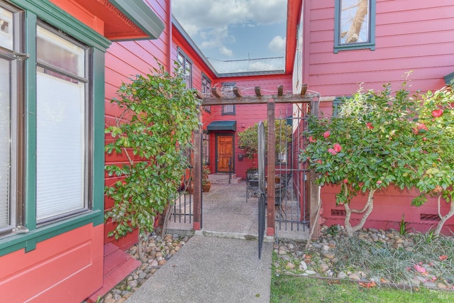 property entrance featuring a gate