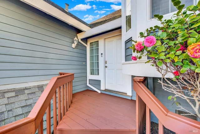 entrance to property featuring a wooden deck